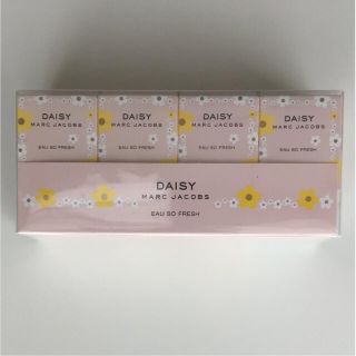 マークバイマークジェイコブス(MARC BY MARC JACOBS)のMarc Jacobs Daisy 4 ml x 4 新品未使用 未開封(香水(女性用))