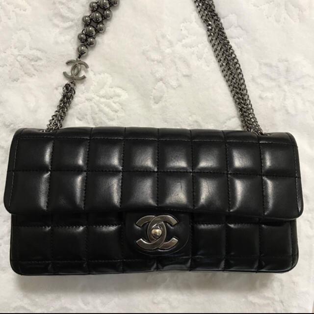 CHANEL(シャネル)の美品❤︎CHANELチェーン チョコバーバッグ ❤︎最終値下げ レディースのバッグ(ショルダーバッグ)の商品写真