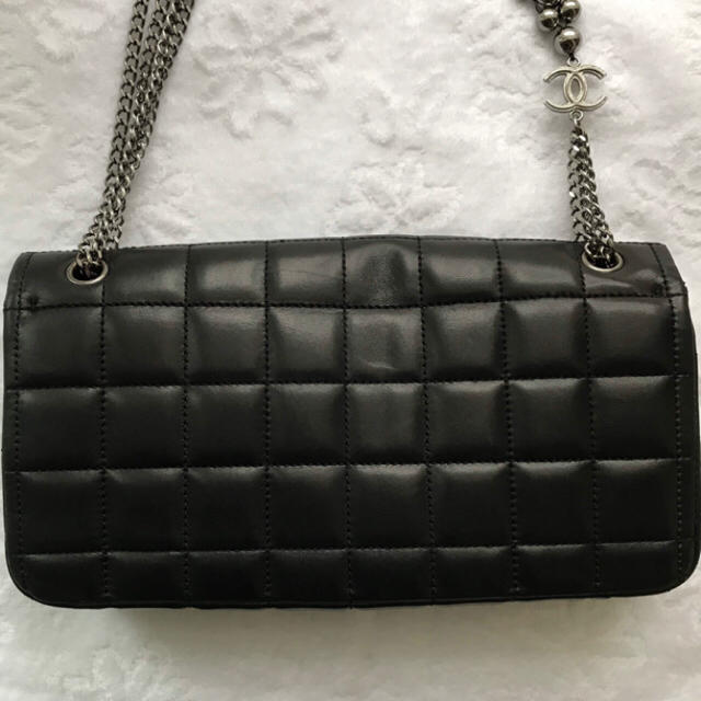 CHANEL(シャネル)の美品❤︎CHANELチェーン チョコバーバッグ ❤︎最終値下げ レディースのバッグ(ショルダーバッグ)の商品写真