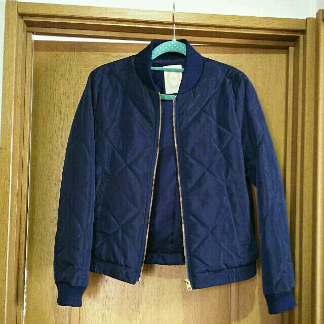 SHIPS(シップス)のシップスKhajuのブルゾン中綿MA-1紺 レディースのジャケット/アウター(ブルゾン)の商品写真