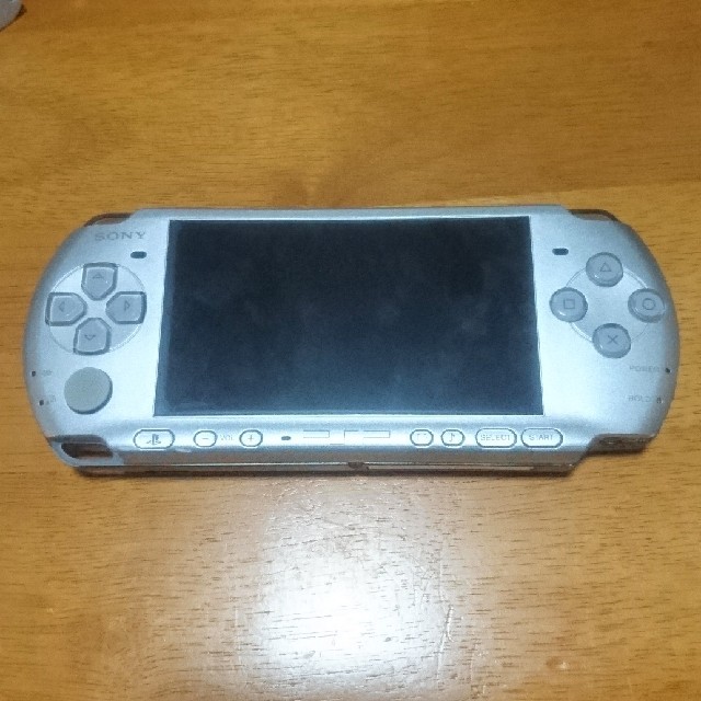 PlayStation Portable(プレイステーションポータブル)のPSP-3000MS ミスティック・シルバー エンタメ/ホビーのゲームソフト/ゲーム機本体(携帯用ゲーム機本体)の商品写真