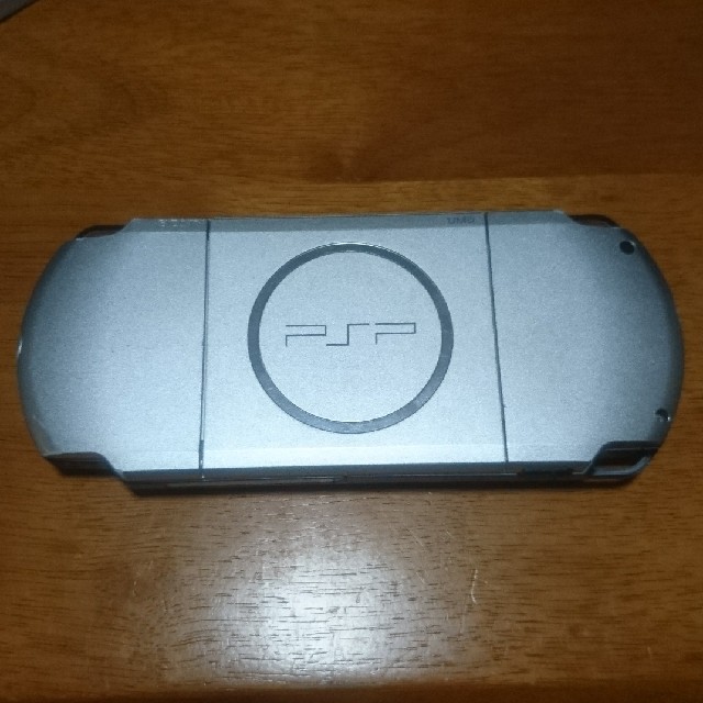 PlayStation Portable(プレイステーションポータブル)のPSP-3000MS ミスティック・シルバー エンタメ/ホビーのゲームソフト/ゲーム機本体(携帯用ゲーム機本体)の商品写真