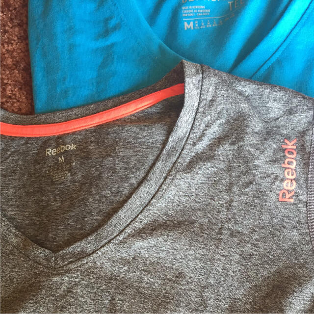 Reebok(リーボック)のほぼ新品！リーボック Tシャツ 2枚 サイズM スピードウィックとプレードライ スポーツ/アウトドアのトレーニング/エクササイズ(トレーニング用品)の商品写真