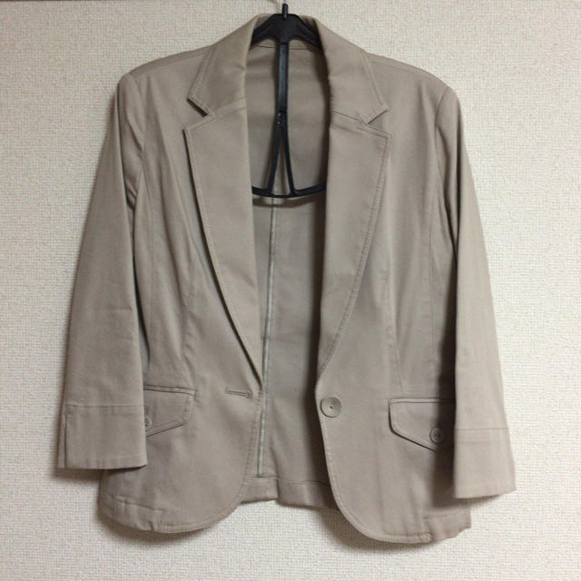 a.v.v(アーヴェヴェ)のa.v.v standard ベージュスーツ(スカート、パンツ付) レディースのフォーマル/ドレス(スーツ)の商品写真