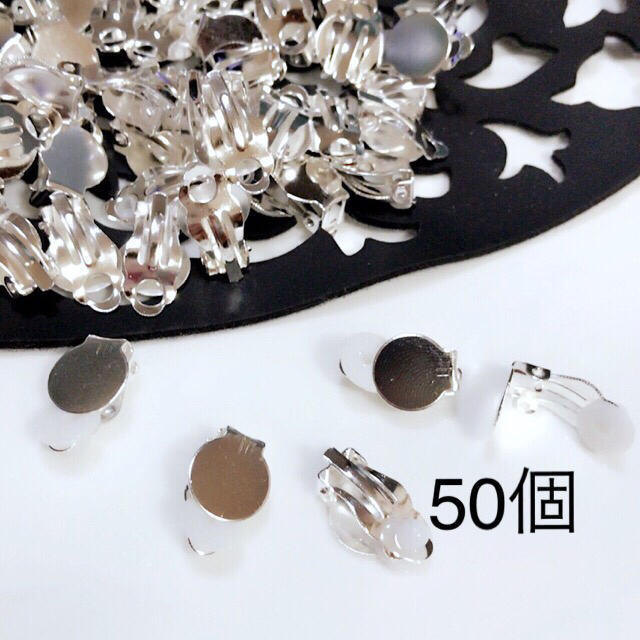 【50個】蝶バネイヤリング&シリコンパッド ホワイトシルバー ハンドメイドの素材/材料(各種パーツ)の商品写真