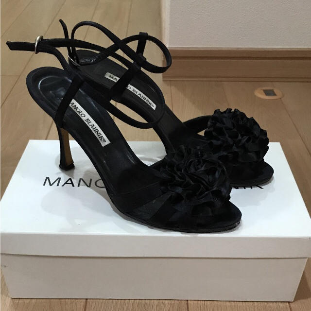 人気商品の MANOLO BLAHNIK - マノロブラニク サテンサンダル サンダル