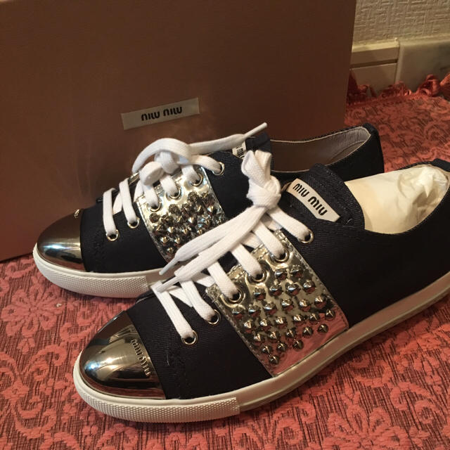miumiu - miu miu スタッズ付きデニムスニーカー 最終値下げの通販 by ...