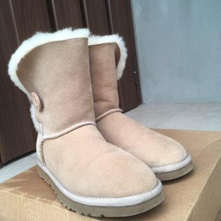 アグ(UGG)の美品 アグ UGG ベージュ ボタン 付き サイズ6(ブーツ)