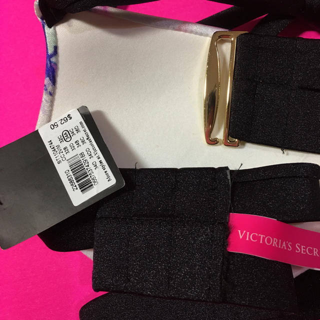 Victoria's Secret(ヴィクトリアズシークレット)のVICTORAS SECRET ビキニ 紫花柄 34A 新品未使用品(汚れ有り) レディースの水着/浴衣(水着)の商品写真