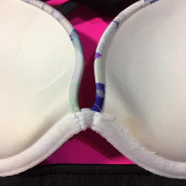 Victoria's Secret(ヴィクトリアズシークレット)のVICTORAS SECRET ビキニ 紫花柄 34A 新品未使用品(汚れ有り) レディースの水着/浴衣(水着)の商品写真