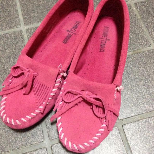 Minnetonka(ミネトンカ)のMINNETONKA ピンク レディースの靴/シューズ(ローファー/革靴)の商品写真