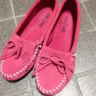 ミネトンカ(Minnetonka)のMINNETONKA ピンク(ローファー/革靴)