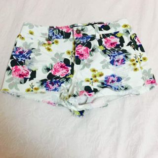 フォーエバートゥエンティーワン(FOREVER 21)のforever21 花柄 ショートパンツ(ショートパンツ)