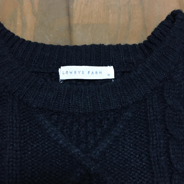 LOWRYS FARM(ローリーズファーム)の黒のフリンジ裾のケーブルニット レディースのトップス(ニット/セーター)の商品写真