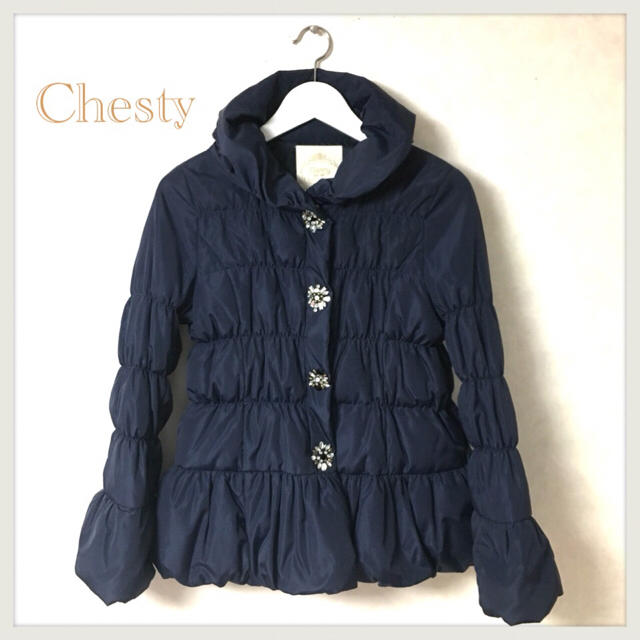 Chesty(チェスティ)のchesty チェスティ ペプラムビジューショートダウンコート ネイビー レディースのジャケット/アウター(ダウンコート)の商品写真