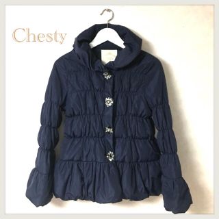 チェスティ(Chesty)のchesty チェスティ ペプラムビジューショートダウンコート ネイビー(ダウンコート)