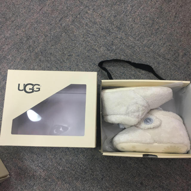 UGG(アグ)のUGG ベビーシューズ 12.5cm 新品！ キッズ/ベビー/マタニティのベビー靴/シューズ(~14cm)(スニーカー)の商品写真