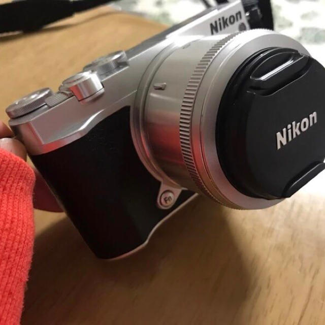 Nikon(ニコン)のNikon ミラーレス一眼 三脚付き スマホ/家電/カメラのカメラ(ミラーレス一眼)の商品写真