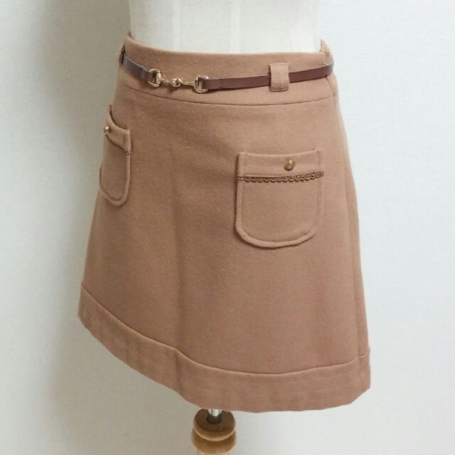 LODISPOTTO(ロディスポット)のLODISPOTTO*ベルト付刺繍ポケットウール台形スカート レディースのスカート(ミニスカート)の商品写真