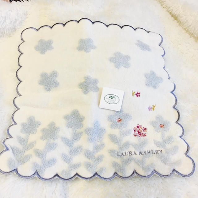 LAURA ASHLEY(ローラアシュレイ)の新品☆未使用 ローラアシュレイ タオルハンカチ レディースのファッション小物(ハンカチ)の商品写真