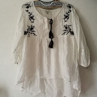 フォーエバートゥエンティーワン(FOREVER 21)の白　民族　Tシャツのような　フォーエバー21(その他)