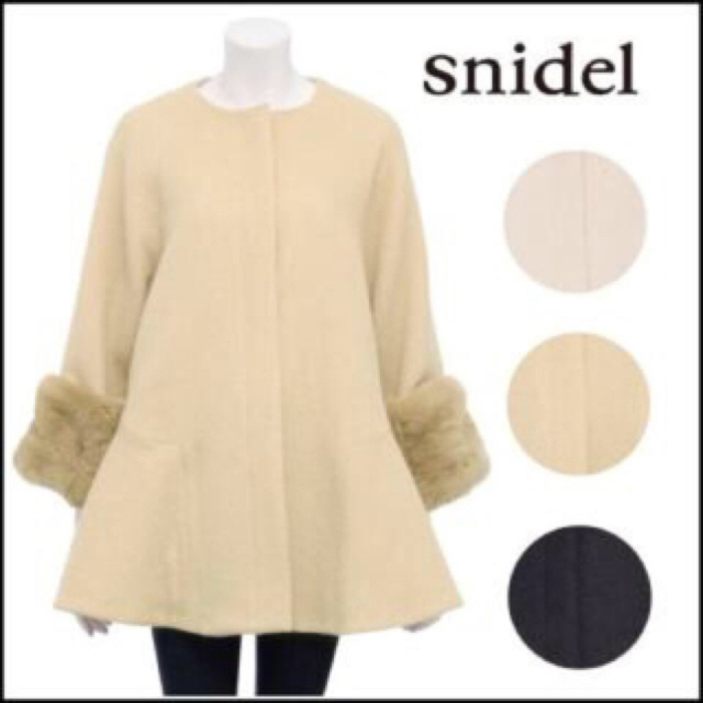 SNIDEL(スナイデル)のsnidelフェイクファーAラインコート　ベージュ レディースのジャケット/アウター(毛皮/ファーコート)の商品写真