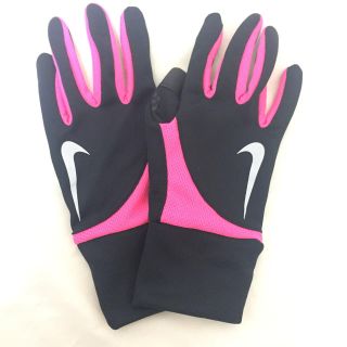 ナイキ(NIKE)の★送料無料★美品 ナイキ ジョギング用グローブ 手袋 黒ピンク (手袋)