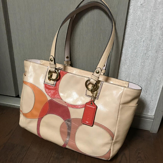 COACH(コーチ)のkarimegu様専用☆お値下げ☆エナメル パテント トート バック COACH レディースのバッグ(トートバッグ)の商品写真