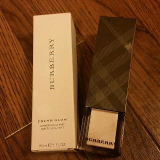 バーバリー(BURBERRY)のバーバリー　フレッシュグロウ ルミナスフルイドベース 01(化粧下地)