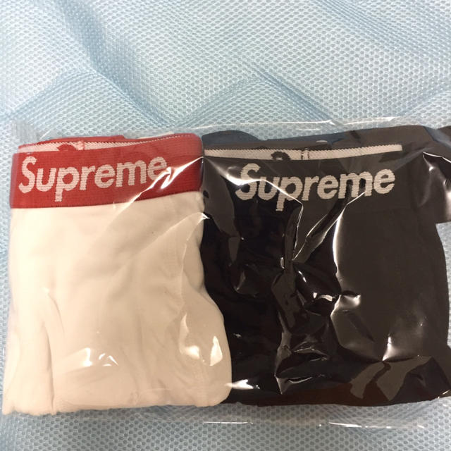 Supreme(シュプリーム)の送料込⭐️ supreme Hanes ボクサー パンツ 白黒セット メンズのアンダーウェア(ボクサーパンツ)の商品写真