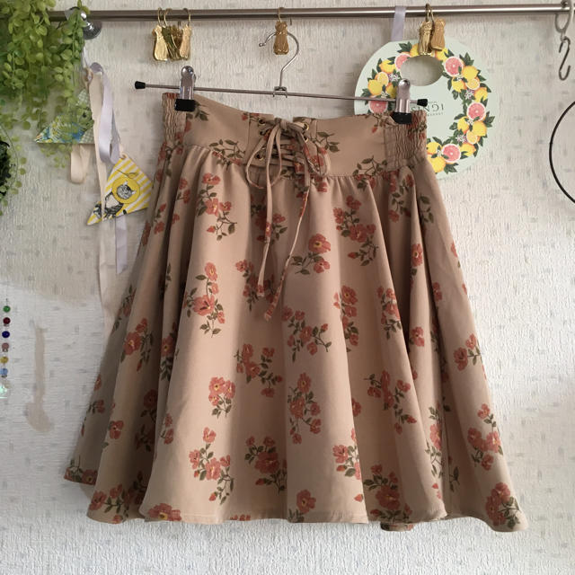 HONEYS(ハニーズ)の編み上げ 花柄 スカート レディースのスカート(ひざ丈スカート)の商品写真