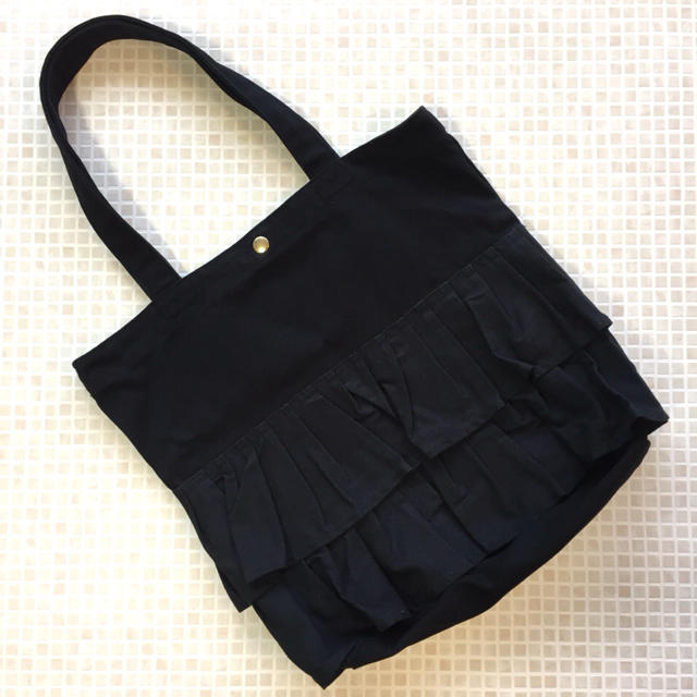 黒 フリルトートバッグ フリルショルダーバッグ  レディースのバッグ(トートバッグ)の商品写真