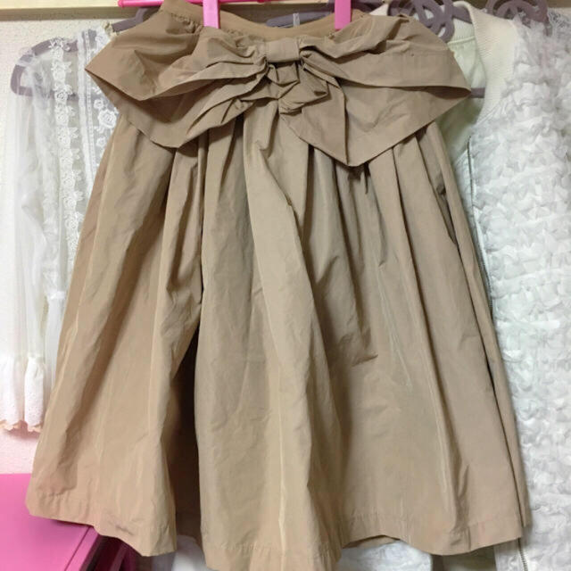 Honey mi Honey(ハニーミーハニー)の中村里砂ちゃん着用 リボンスカート ベージュ レディースのスカート(ひざ丈スカート)の商品写真