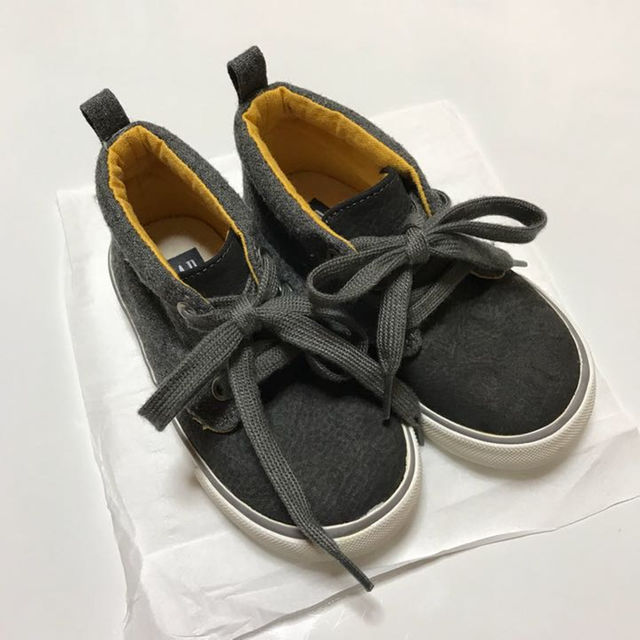 GAP(ギャップ)のmika様専用♡【新品】15㎝☆GAP グレー色 スニーカー キッズ/ベビー/マタニティのキッズ靴/シューズ(15cm~)(スニーカー)の商品写真