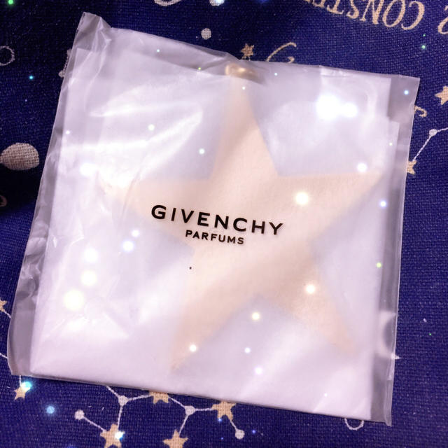 GIVENCHY(ジバンシィ)のジバンシイ ブランドを象徴する星型のキーホルダー 2017クリスマス限定 非売品 レディースのファッション小物(キーホルダー)の商品写真