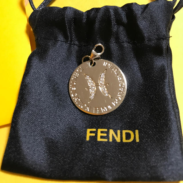 FENDI(フェンディ)のフェンディ 星座チャーム 魚座 ハンドメイドのファッション小物(バッグチャーム)の商品写真