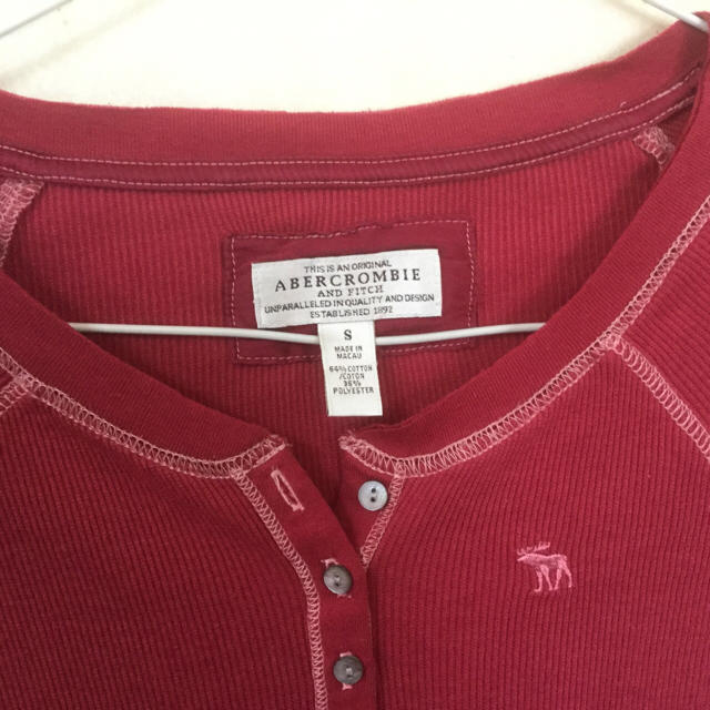 Abercrombie&Fitch(アバクロンビーアンドフィッチ)のお値下げ！アバクロ 赤長袖カットソー レディースのトップス(カットソー(長袖/七分))の商品写真