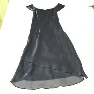 ほぼ未使用 黒パーティードレス ブラック シンプル 結婚式 ワンピース 光沢(ミディアムドレス)