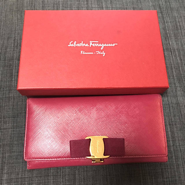 Salvatore Ferragamo(サルヴァトーレフェラガモ)のフェラガモ 長財布 レディースのファッション小物(財布)の商品写真