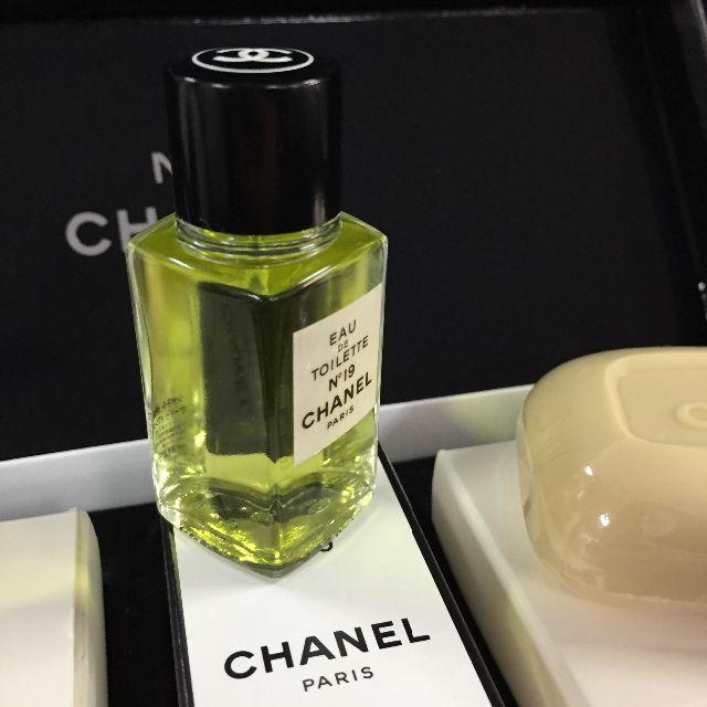 CHANEL(シャネル)の未使用 シャネル CHANEL N°19 セット 香水 石鹸 2835 コスメ/美容のボディケア(ボディソープ/石鹸)の商品写真