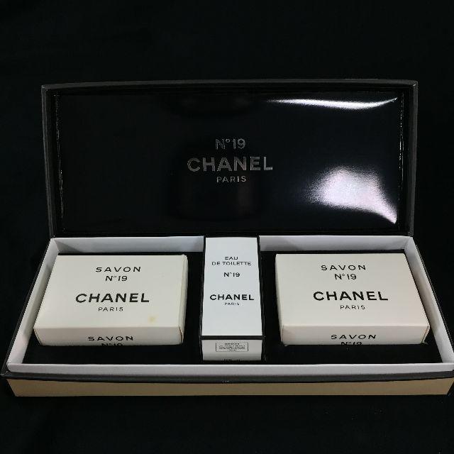 CHANEL(シャネル)の未使用 シャネル CHANEL N°19 セット 香水 石鹸 2835 コスメ/美容のボディケア(ボディソープ/石鹸)の商品写真