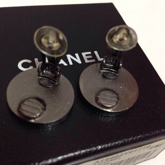 CHANEL(シャネル)の未使用 シャネル レザー風 イヤリング レディースのアクセサリー(イヤリング)の商品写真