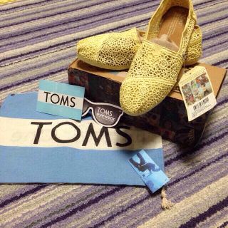 フリークスストア(FREAK'S STORE)のTOMS 新色 レモンクロシェ❤️(サンダル)