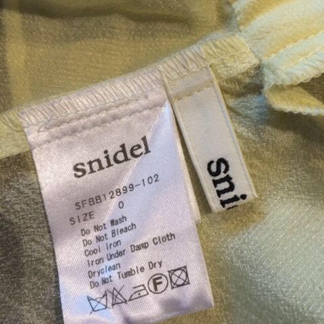 SNIDEL(スナイデル)のスナイデル イエローペプラムトップス レディースのトップス(カットソー(半袖/袖なし))の商品写真