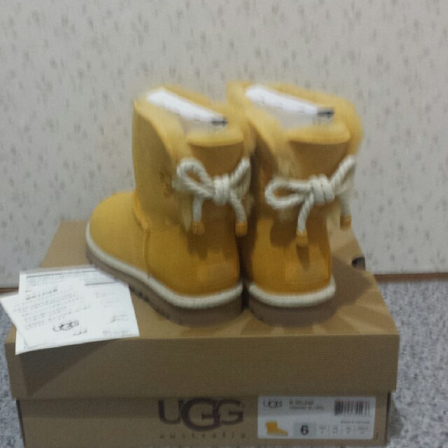 UGG(アグ)のUGG シープスキンブーツ　SELENEロープリボン　イエロー　新品　サイズ6 レディースの靴/シューズ(ブーツ)の商品写真