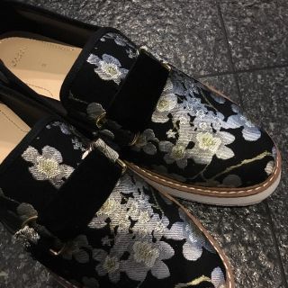 ザラ(ZARA)のZARA 花柄フラットシューズ(スリッポン/モカシン)