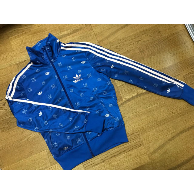 adidas(アディダス)のアディダスオリジナルス ジャージ レディースのジャケット/アウター(スタジャン)の商品写真