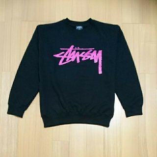 ステューシー(STUSSY)のSサイズ 黒×ピンク ステューシースウェット トレーナー (トレーナー/スウェット)