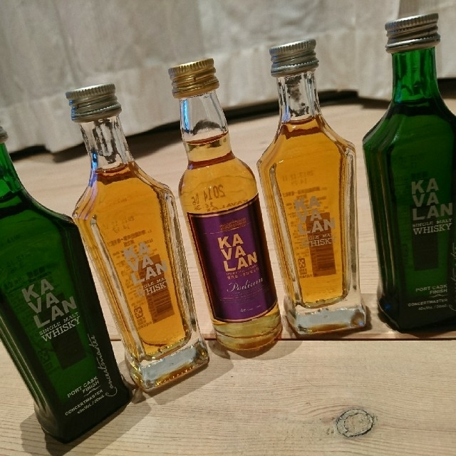 台湾ウィスキー KAVALAN ミニボトル5本セット 木製ケース付の通販 by Takami-ya｜ラクマ