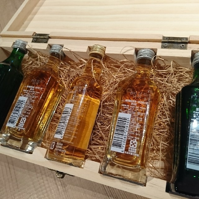 台湾ウィスキー KAVALAN ミニボトル5本セット 木製ケース付の通販 by Takami-ya｜ラクマ